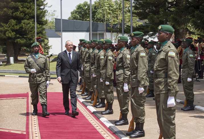 AMbasaderi Dominico Fornara yerekwa akarasisi k'abasirikare aje gushyikiriza Perezida Kagame impapuro zimwemerera guhagararira u Butaliyani.