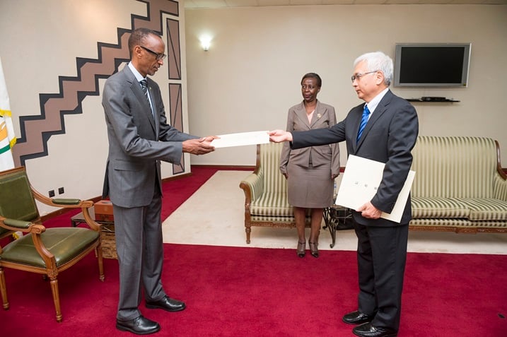 Perezida Kagame yakira impanuro zemerera ambasaderi Kiyozaki gukorera mu Rwanda.