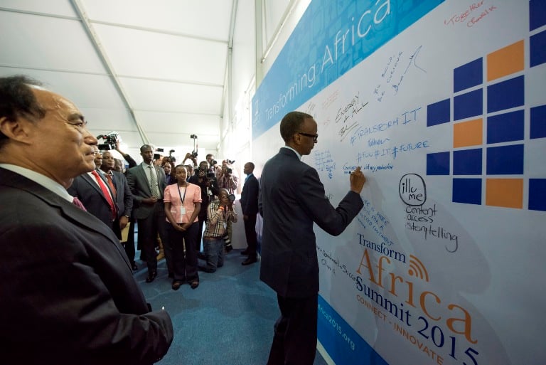 Perezida Kagame nawe akihagera yasize ikimenyetso ko yitabiriye inama ya Transform Africa 2015.