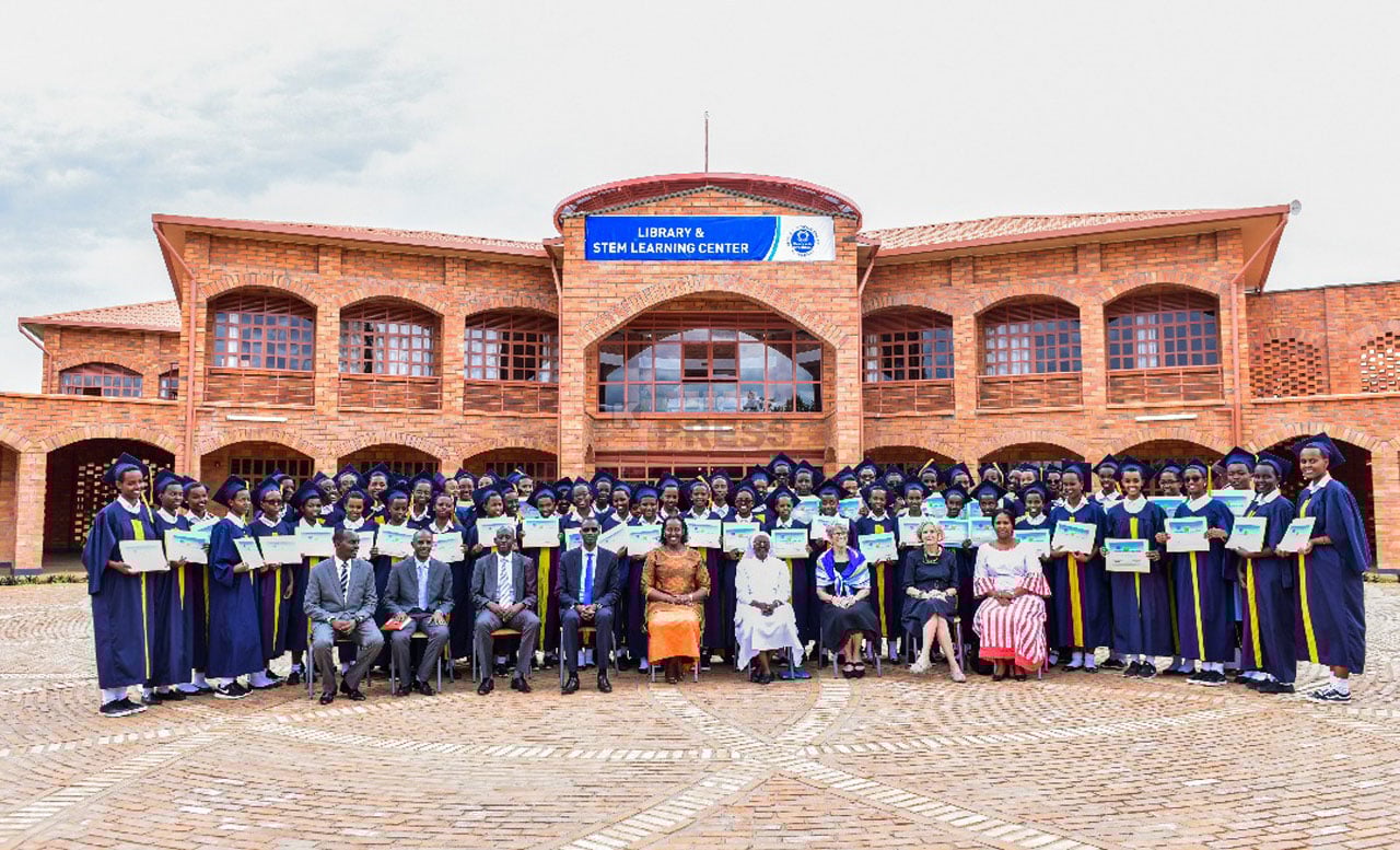 Abambaye ubururu basoje umwaka wa gatatu