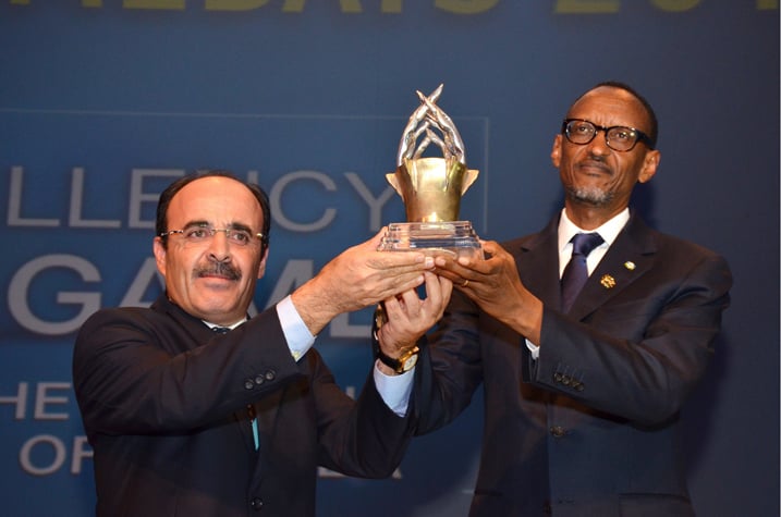 Perezida Paul Kagame ashyikirizwa igikombe