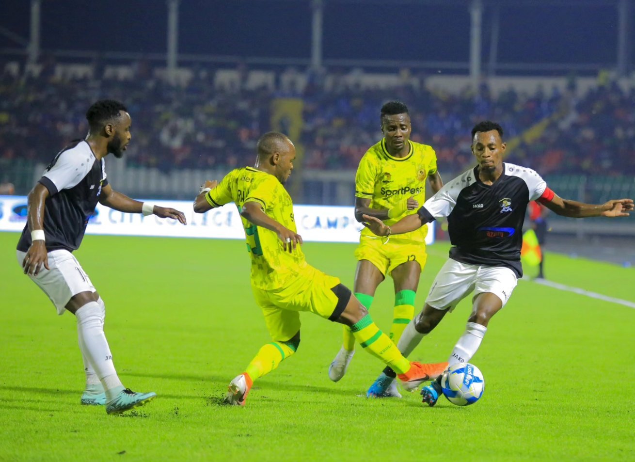 Kapiteni wa APR FC Niyomugabo Claude ahanganye n'abakinnyi ba Young Africans