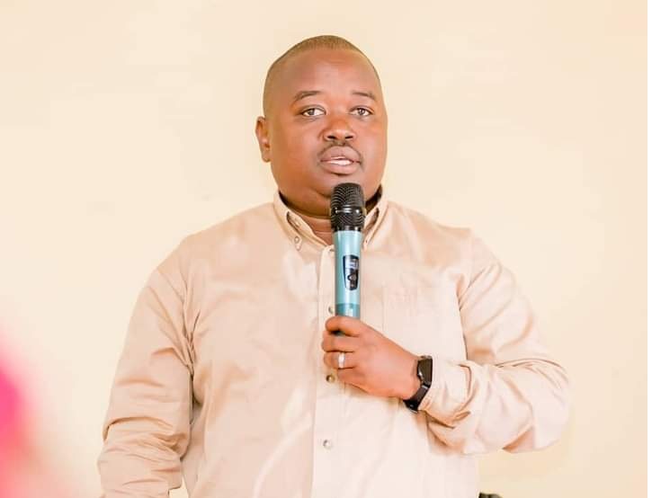 Dr Merard Mpabwanamaguru aganira n