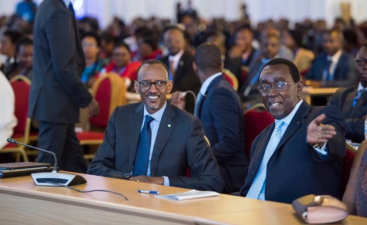 Perezida Kagame asubiza ibisubizo bya bamwe mu bitabiriye inama.