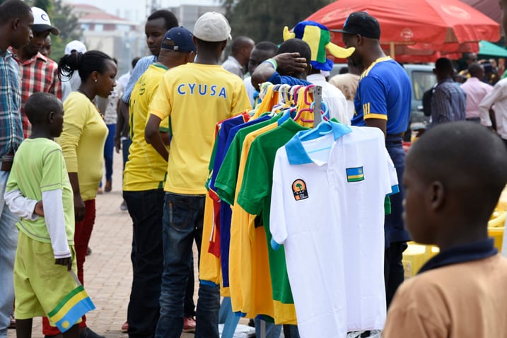 Imyenda itandukanye yabaga icuruzwa ku bibuga