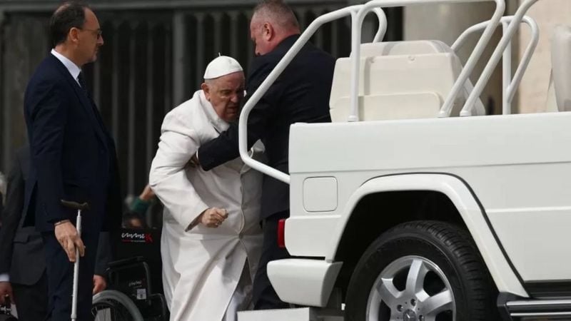 Papa Francis yajyanywe mu bitaro