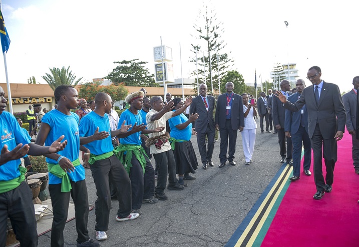 Perezida Kagame bamwakirije imbyino z'umuco wo muri Tanzania.