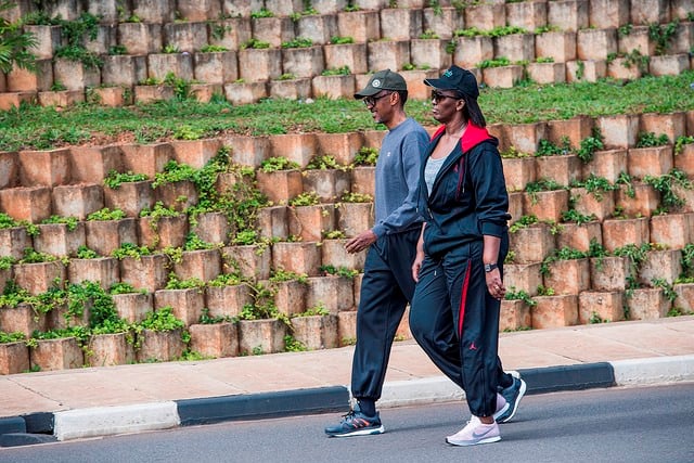 Perezida kagame na Madame muri car Free Day