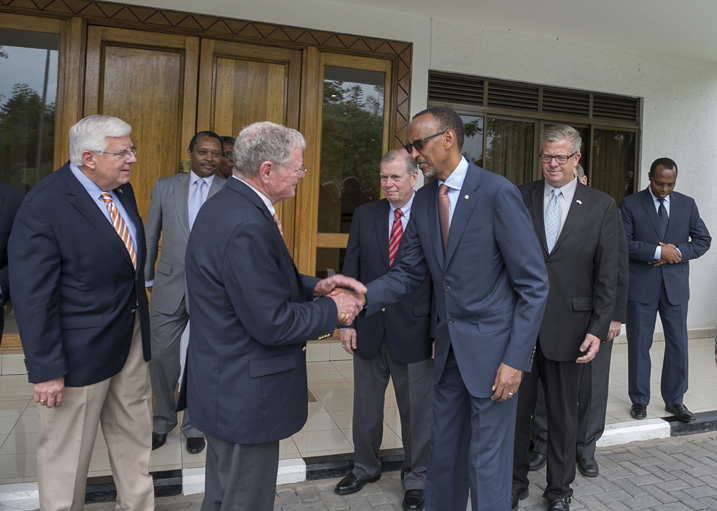 Perezda Kagame asubuza bamwe mu bagize Kongere ya Amerika