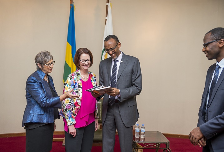 Gillard wambaye umutuku, ari gusobanurira Perezida Kagame ibijyanye n
