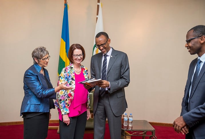 Gillard wambaye umutuku, ari gusobanurira Perezida Kagame ibijyanye n