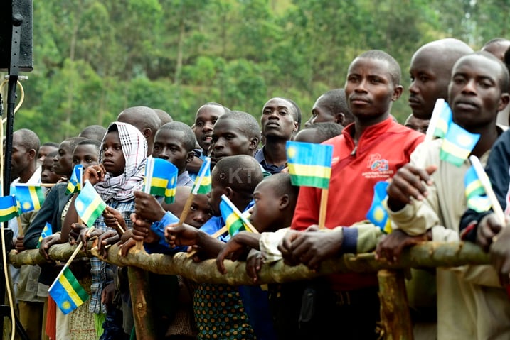 Ababyeyi bashinja urubyiruko kwirirwa ku mihanda. Aha ni bamwe mu bari bitabiriye kumva ibiganiro bya Perezida yagiranye n