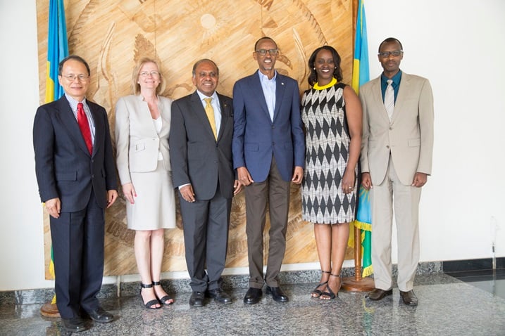 Perezida wa Carnegie mellon Suresh yagiranye ibiganiro na Perezida Kagame.