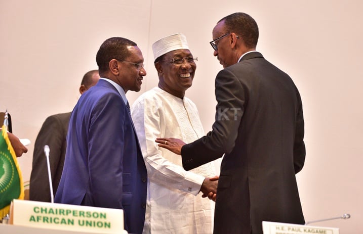Perezida Kagame aganira na Perezida Déby, ubwo bari mu nama ya AU yaherukaga i Kigali.
