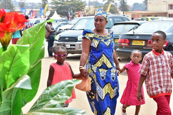 Abafite imiryango barayisohokana.