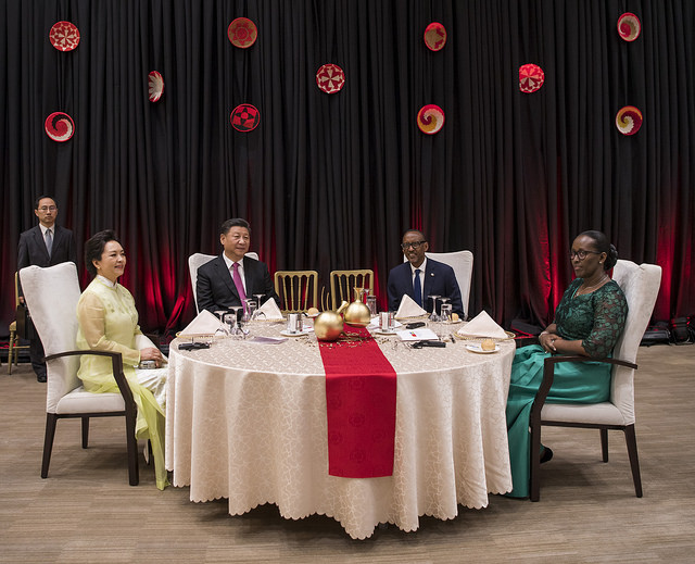 Banajyanye ku meza bari kumwe na Perezida Xi Jinping na Perezida Paul Kagame