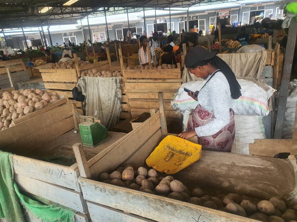 Bamwe mu bacuruzi b'ibirayi kuri bo ngo kumanuka kw'ibirayi ni igihombo