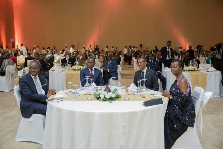 Perezida Kagame yatangaje ko RwandAir yiteguye gutangira ingendo muri Benin, ubwo yakiraga ku meza Perezida w