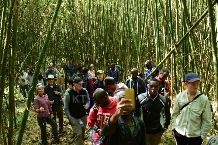 Ba mukerarugendo batari bake bitabiriye iki gikorwa, cyabanjirije umuhango nyiri zina.