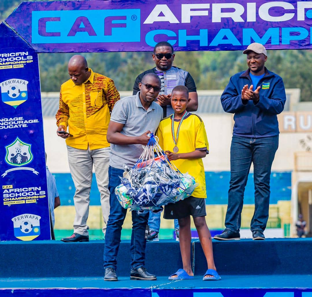 Umuyobozi w'akarere ka Rubavu KAMBOGO Ildephonse ari mu batanze ibihembo