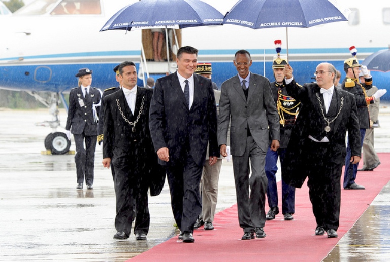 Perezida Kagame yahuye n'Abanyarwanda baba mu Bufaransa nyuma yo kugirana ibiganiro na Perezida w'u Bufaransa wari uriho icyo gihe Nicolas Sarkozy.