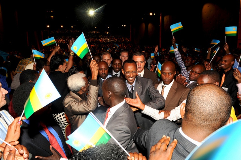 Perezida Kagame akigera aho ibirori byabereye yasanze ashagawe n'imbaga nyinshi.