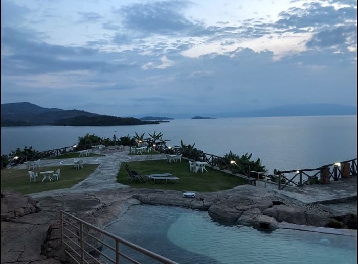 Kivu Lodge. Ubwogero (Piscine) n'amazi y'ikiyaga cya Kivu byegeranye ni kimwe mu bishimisha abahagana Kivu Lodge. Ubwogero (Piscine) n'amazi y'ikiyaga cya Kivu byegeranye ni kimwe mu bishimisha abahagana