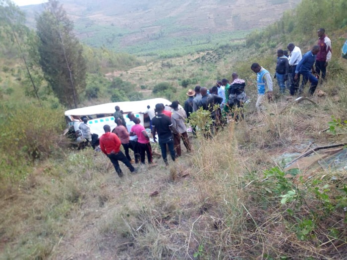 Mu mpanuka yabereye i Kayonza imodoka yamanutse ku musozi muremure igwa mu gishanga