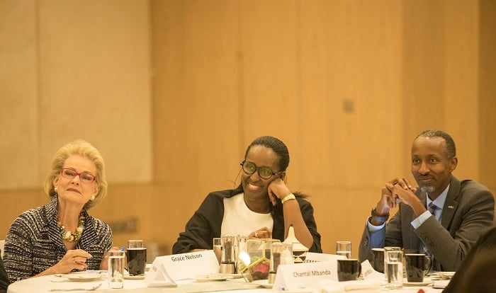 Madame Jeannette Kagame hamwe na Mrs Grace Nelson umwe mu bari bahagarariye abaturutse mu mahanga (Sisters' delegation) na Eric Munyemana uyobora umuryango Rwanda Leaders Fellowship utegura ayo masengesho