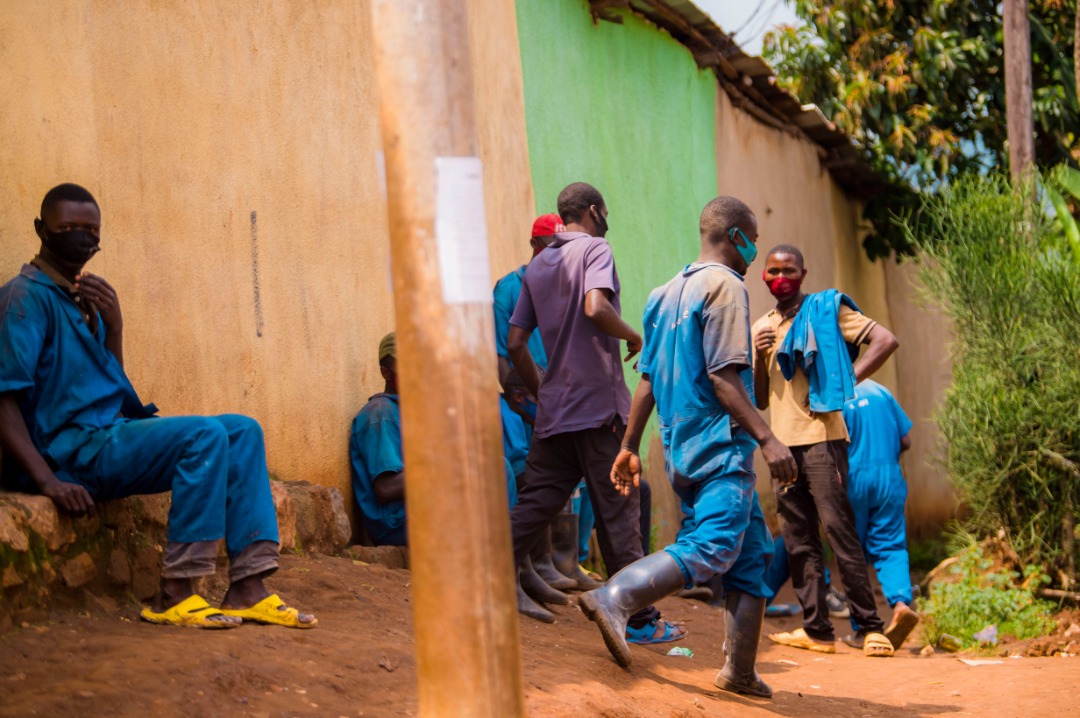 Aba bakora akazi ko gutwaza abantu imizigo bari mu kivunge tubatunze camera bariruka