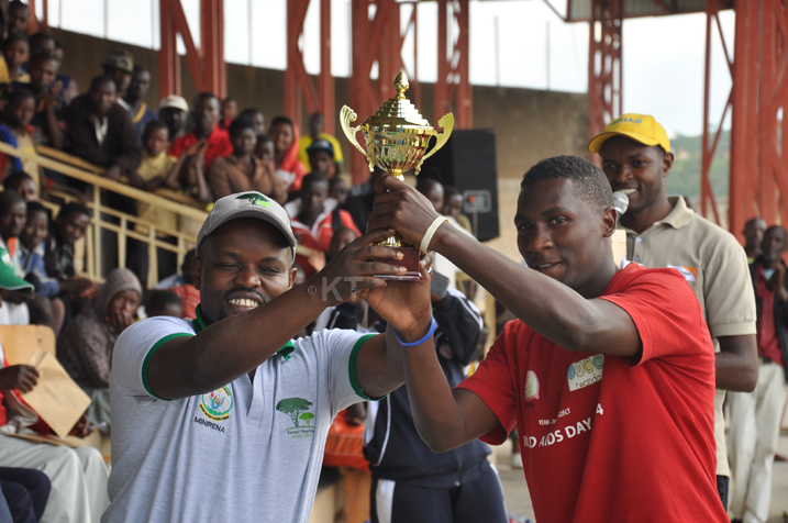 Minisitiri Nsengimana Philibert aha igikombe umurenge wa Gasaka muri Basketball