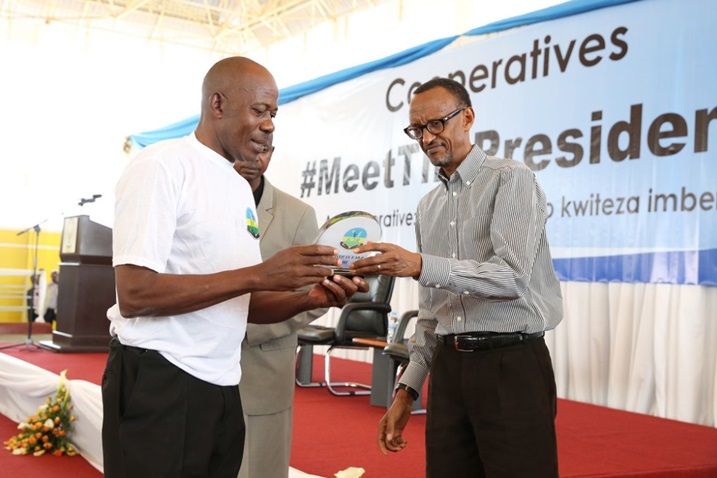 Perezida Kagame yahembye koperative Nduba SACCO na COPRORIZ-Ntende, yahize andi mu kunganira ubukungu bw'igihugu, guteza imbere imibereho myiza no gucunga neza umutungo wayo.