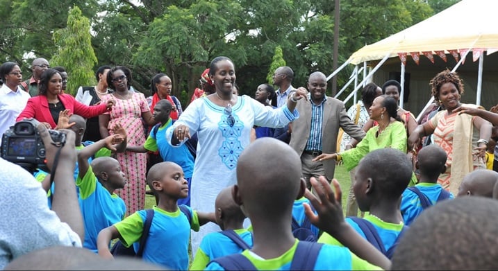 Berekanye impano zitandukanye zirimo n'imbyino z'umuco Nyarwanda.