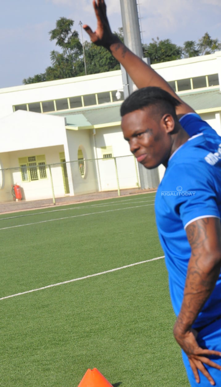 Mbere y'imyitozo yasabye imbabazi abafana ba Rayon Sports bari baramubuze