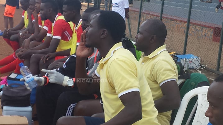 Katawuti n'ubwo ari umutoza wungirije anyuzamo agatanga inama ku bakinnyi, kimwe mu byo ashimira Sosthene