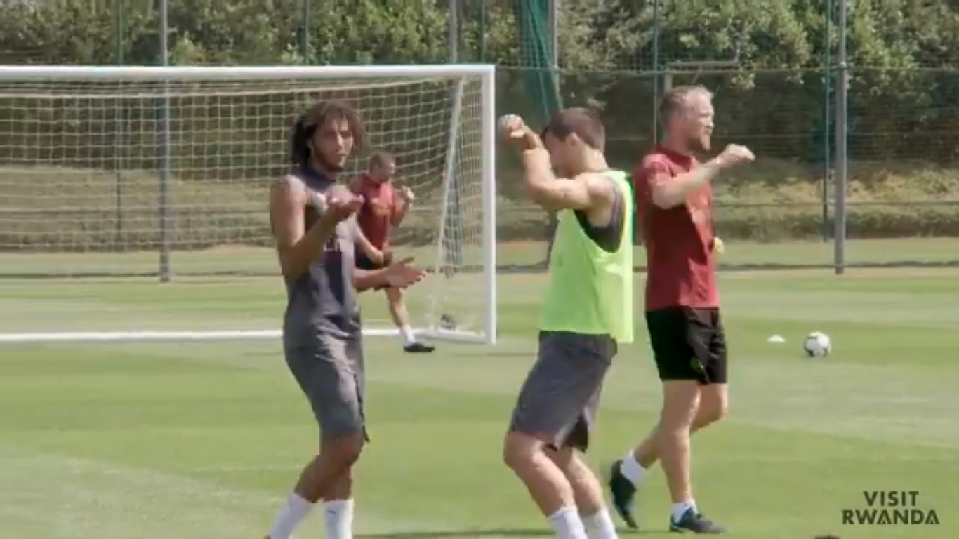 Bamwe mu bakinnyi barimo myugariro Sokratis Papastathopoulos (wambaye icyatsi) na Mohamed Elneny ukina hagati bahise batangira kuzigana