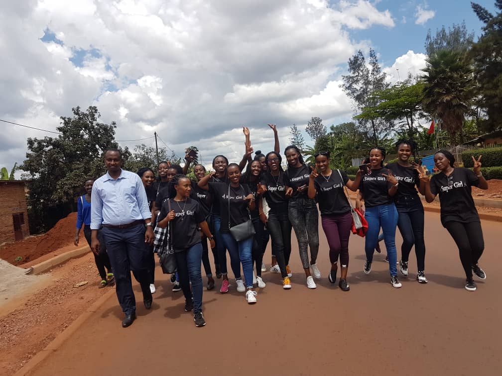 Mu mwaka ushize muri icyo gikorwa cy'Urukundo aba bakobwa bari baherekejwe n'umunyamabanga nshingwabikorwa w'Umurenge wa Gatore, Iyamuremye Antoine, ashima ibyo bakora
