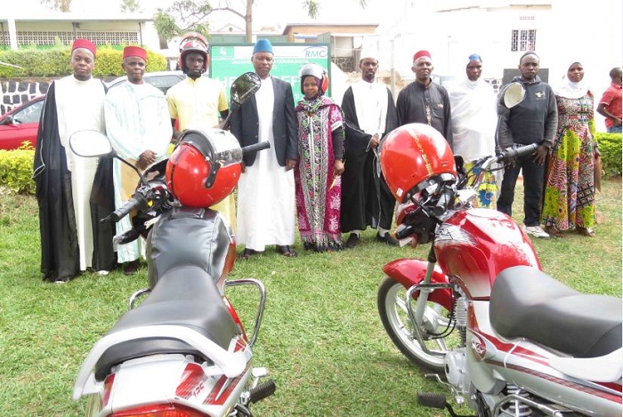 Abashyikirijwe moto bombi bambaye ingofero z'ubwirinzi mu gihe cy'impanuka (Casques) basabwe gufata neza izo moto kugira ngo zirusheho kubateza imbere