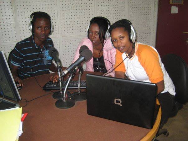 Hortense Munyantore (hagati) kuri Radio Salus hamwe n'abanyamakuru Norbert Niyizurugero na Bertine Gikundiro