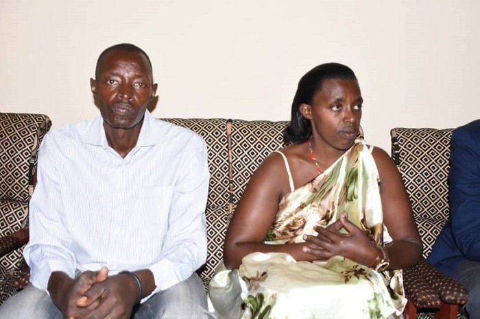 Umuturage utishoboye yashyikirijwe inzu irimo ibikoresho n'intebe zo mu ruganiriro