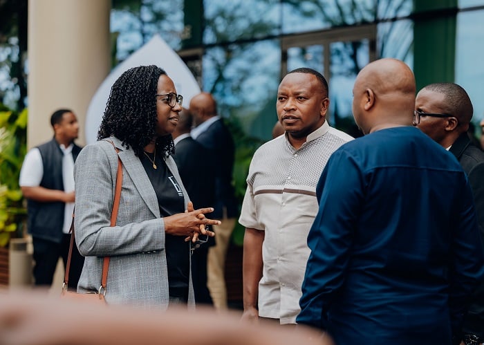 Dr Diane Karusisi aganira n'abakiriya ba BK