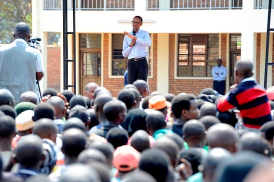 Nyuma yo gukora umuganda yafashe n'akanya ko kuganira n'abaturage.