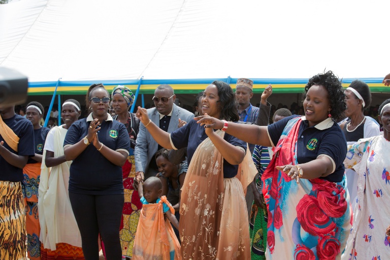 Abayobozi bafatanyije n'abaturage gucinya akadiho bizihiwe
