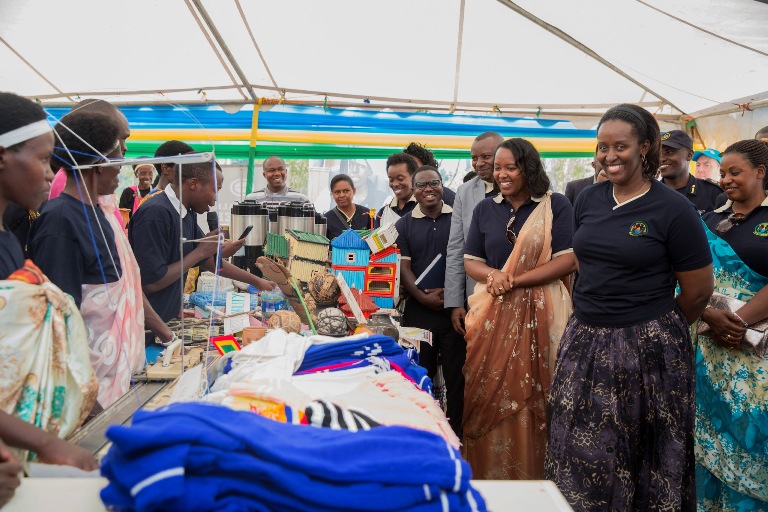 Bamurikiye ibikorwa byabo Madame Jeannette Kagame yishimira intambwe bamaze gutera biteza imbere