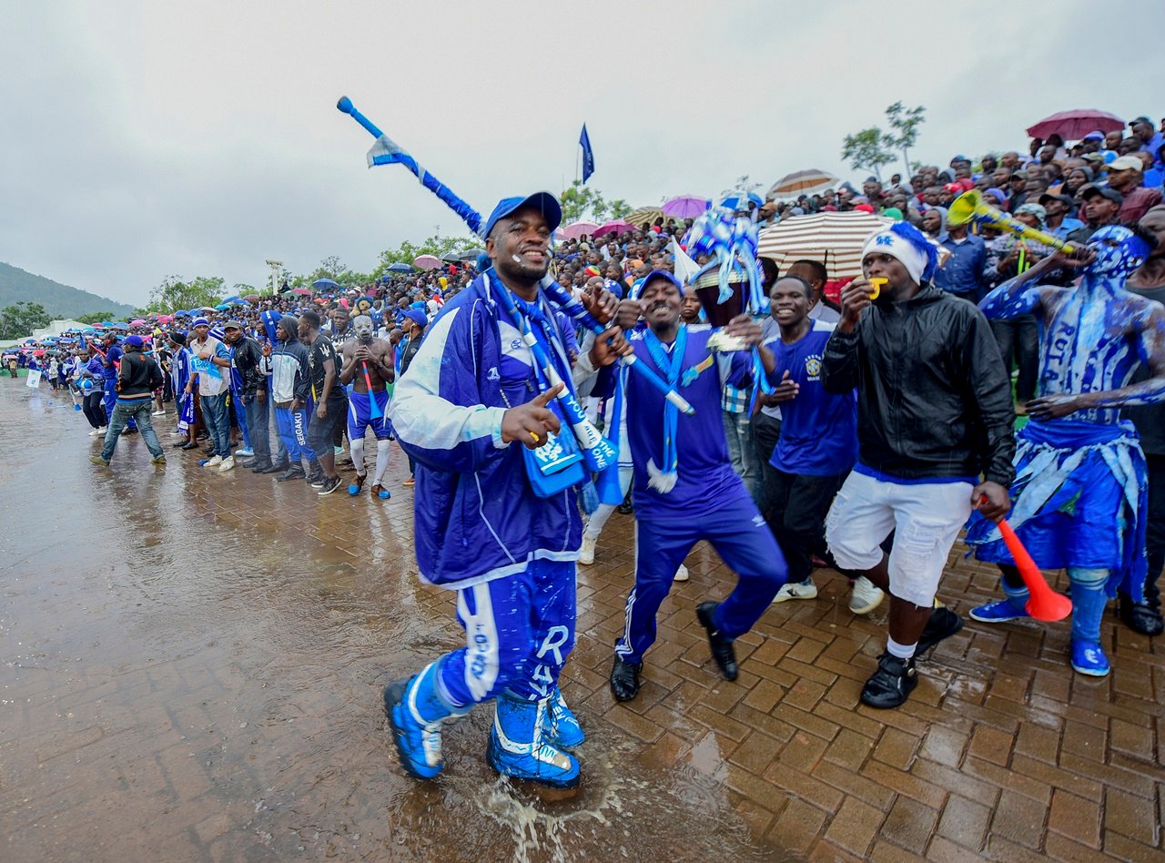 Amafirimbi, vuvuzela, masks, ibikombe... bari babukereye