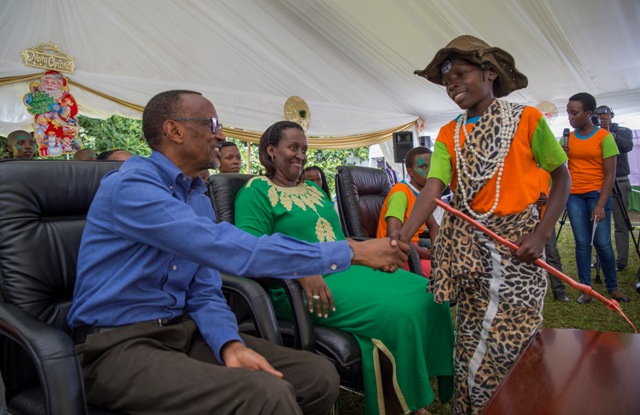 Uyu mwana yasusurukije abantu mu mahamba n'amazina y'inka