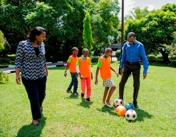 Perezida Kagame yakinnye n'abana umupira w'amaguru