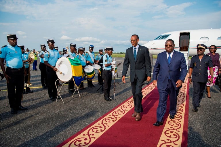Perezida Kagame ubwo yageraga ku kibuga cy'indege muri Gabon 