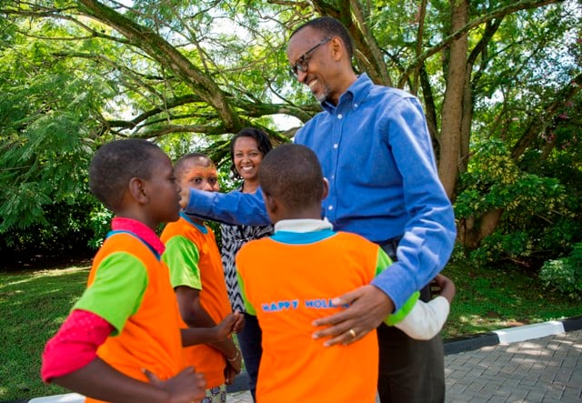 Perezida Kagame aramukanya n'abana 