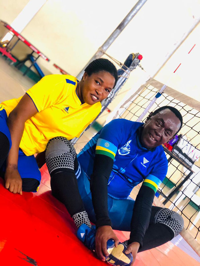 Hon. Bernard Makuza wahoze ayobora Sena y'u Rwanda, yari yasuye ikipe ya Sitting Volleyball mu myitozo yo mu mpera z'iki cyumweru
